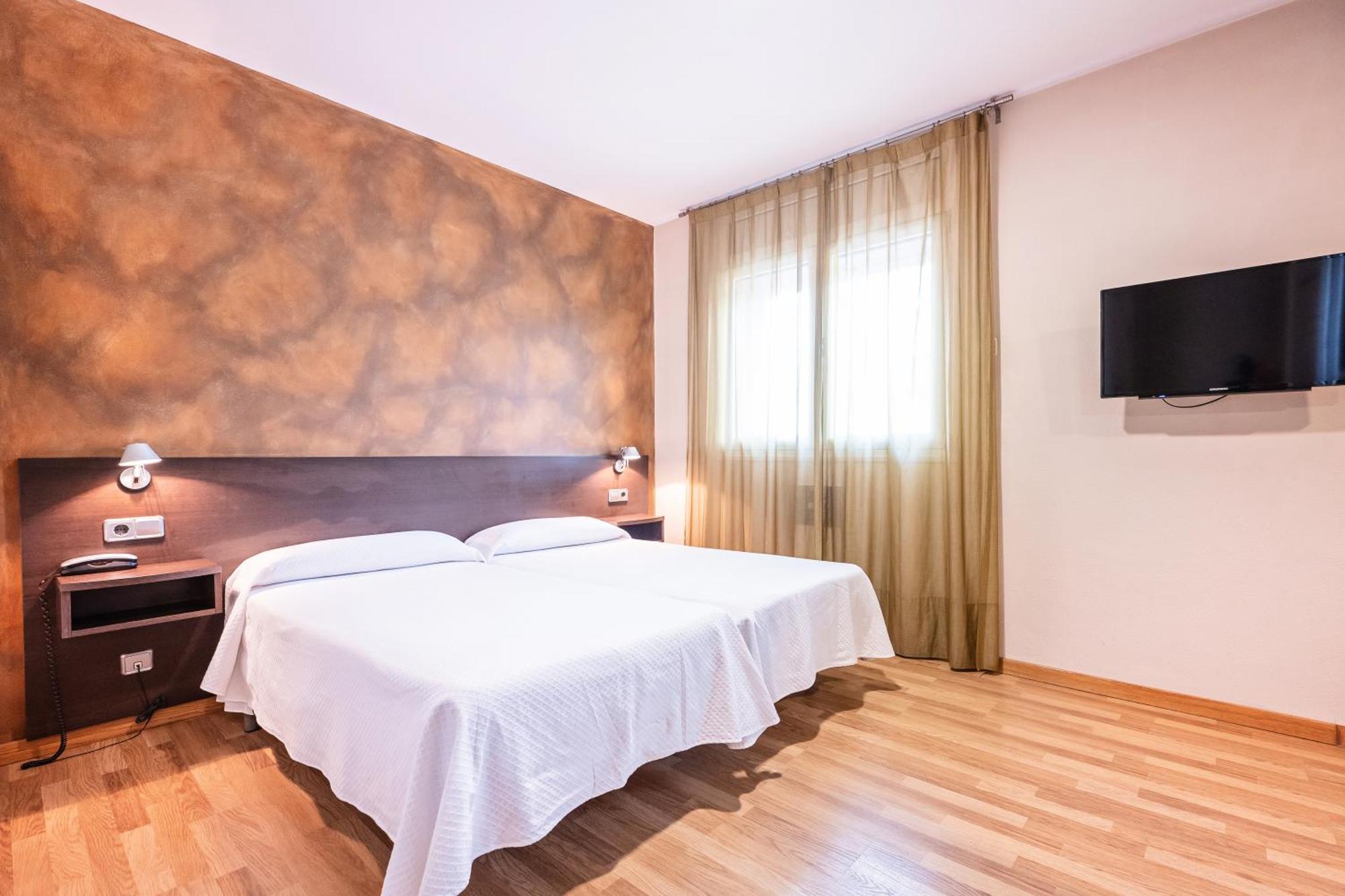 Hotel La Perla D'Olot Exterior photo